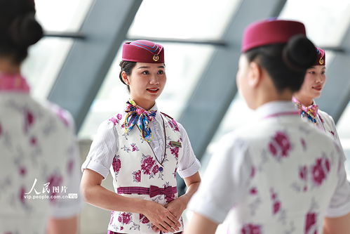 重慶 高鐵乘務(wù)員開(kāi)展服務(wù)禮儀培訓(xùn)