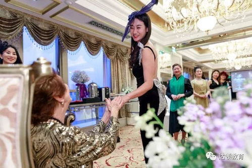 她為重慶打開(kāi)一扇世界禮儀修養(yǎng)的大門(mén)