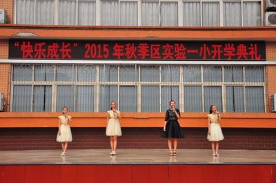 九龍坡區(qū)實(shí)驗(yàn)一小開(kāi)學(xué)典禮 以“24字箴言”啟航新學(xué)期，書香禮儀潤(rùn)童心